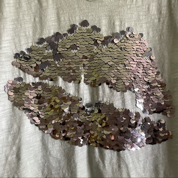 Express Sequin Kiss Shirt - Picture 4 of 10